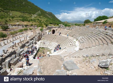 Explore the Exquisite Beauty of the Efes Antique Theatre! A Journey Through Ancient Roman History and Architectural Marvels