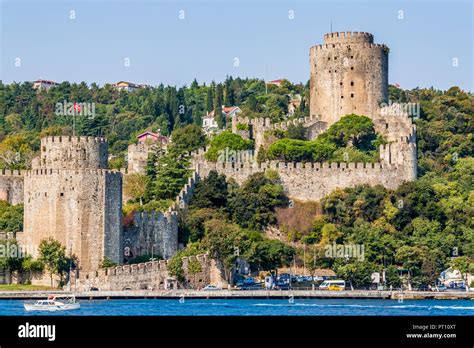 Rummeli Hisari: A Majestic Fortress Perched on the Shores of Istanbul!