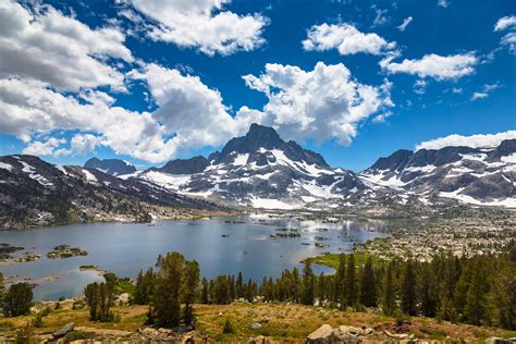 The Thousand-Island Lake: A Sparkling Oasis of Tranquility and Breathtaking Beauty!