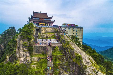 Mount Jiuhua: A Transcendent Abode of Serenity and Spiritual Exploration!