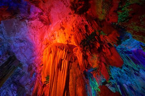 Reed Flute Cave: A Sparkling Symphony of Stalactites and Stalagmites!