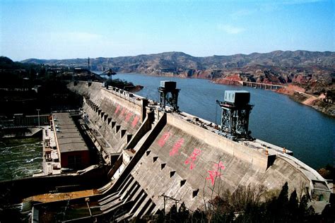 Sanmenxia Dam – A Monumental Feat of Engineering and an Oasis of Serenity!