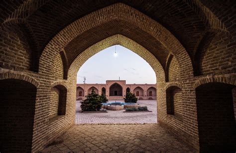 Shah Abbasi Caravanserai: A Majestic Window into Persia's Nomadic Past!