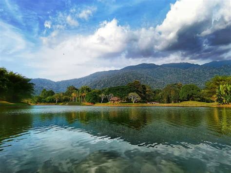  Taiping Lake Scenic Area: Breathtaking Beauty and Ancient Legends!