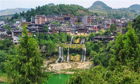 The Magnificent Guzhang Waterfall: A Gushing Symphony of Nature and Ancient Legends!