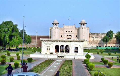 The Shahi Qila Lahore: Majestic Mughal Fortress and UNESCO World Heritage Site!