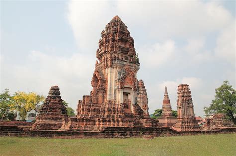 Wat Mahathat, Lopburi: A Historical Sanctuary Overflowing with Mischievous Monkeys!