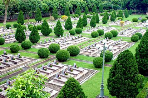  Xuan Dien Cemetery: A Journey Through Vietnam's Ethereal Past and Vibrant Present!