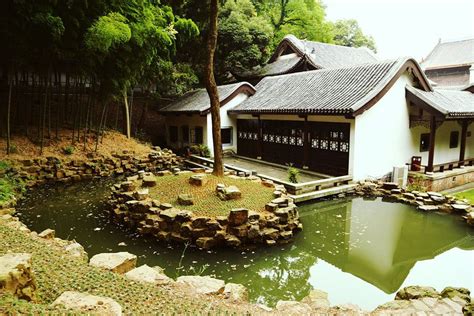 Yuelu Academy: A Historical Haven for Scholars and Travelers!