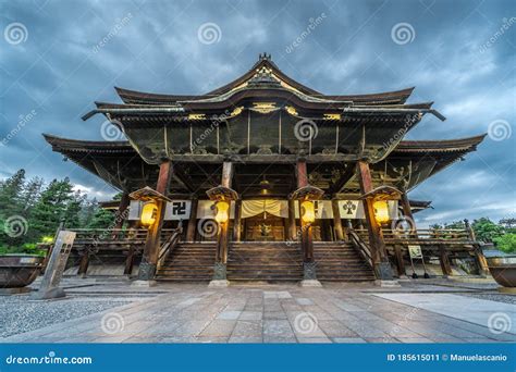 Zenko-ji Temple: Embracing Ancient Grandeur and Mystical Energy!